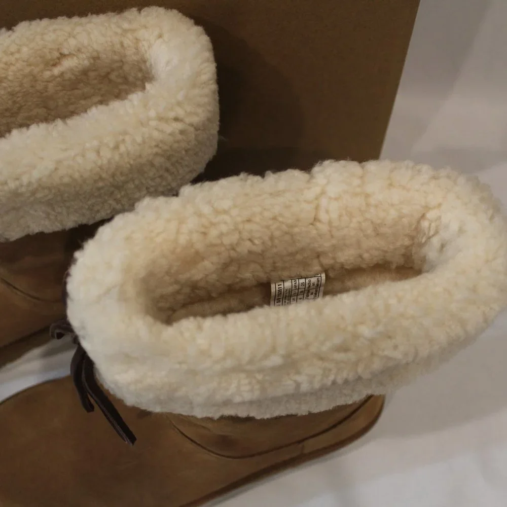 NIB UGG WOMEN'S CLASSIC SHORT CHESTNUT SUEDE‎ SHEARLING LINED SARISSA BOOTS 8